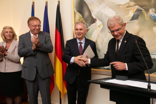 Remise de prix par Rolf Mafael,Ambassadeur, Représentant permanent de l'Allemagne auprès du conseil de l'Europe et Consul général