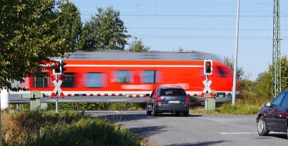 Zug an Bahnübergang