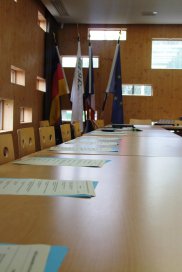 Tisch mit Unterlagen und Flaggen