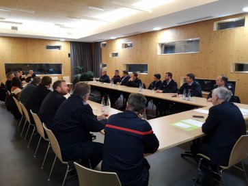 Pompiers dans la salle de réunion