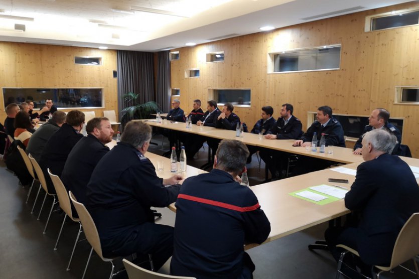 Pompiers dans la salle de réunion