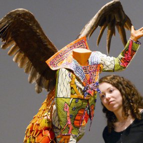 Artiste avec sculpture - Künslterin mit Skulptur