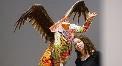 Artiste avec sculpture - Künslterin mit Skulptur