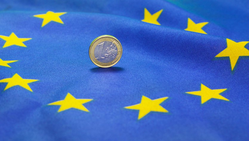Piece d'euro sur le drapeau européen | Euro-Münze auf der Europa-Flagge