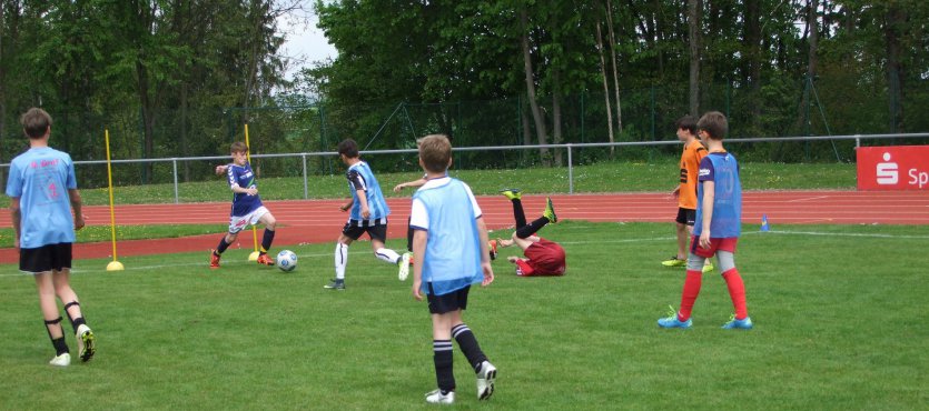 PAMINA-Fußball-Cup; Fußball spielende Kinder